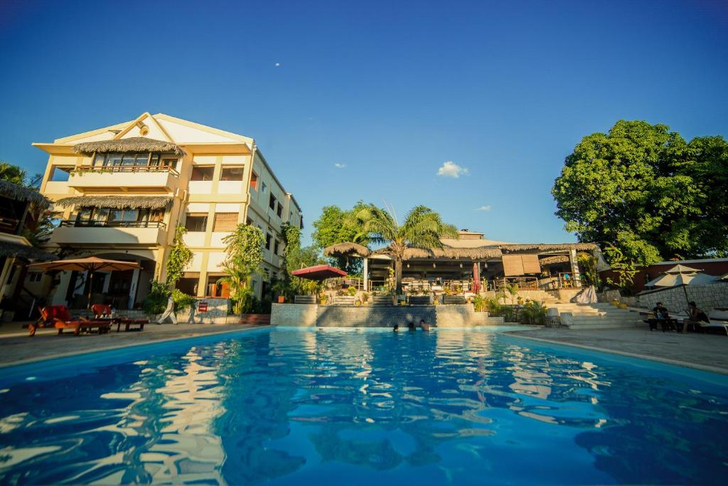 马哈赞加AUX ROCHES ROUGES的酒店前的游泳池