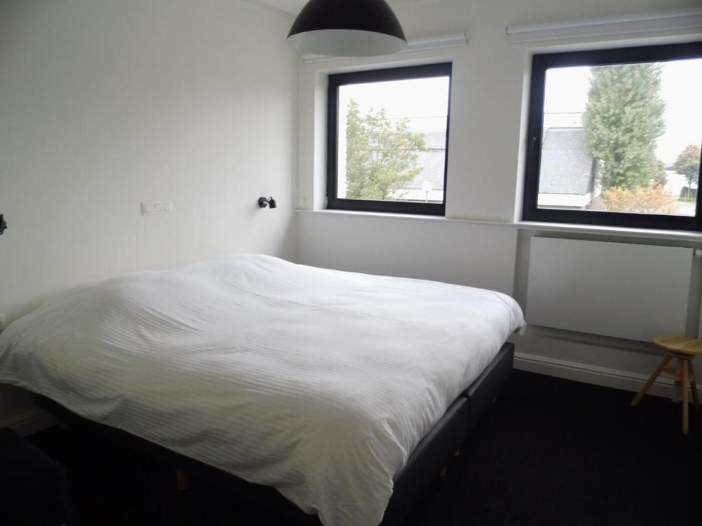埃纲尔赫姆曲阿郎特青旅馆的卧室配有白色床和2扇窗户