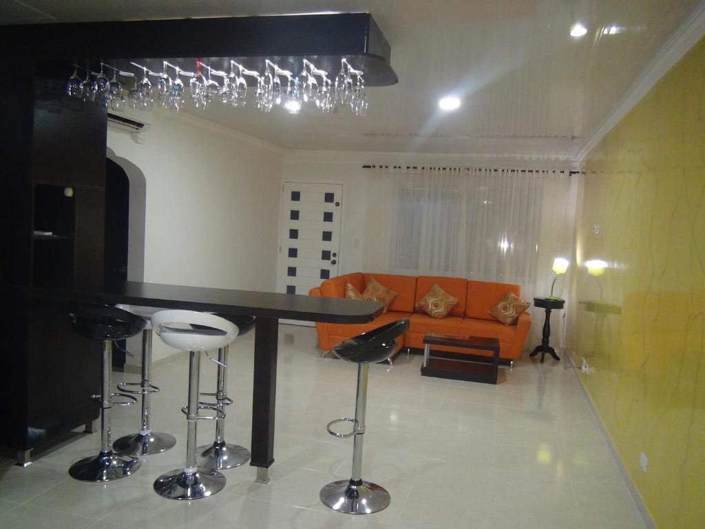 圣安德烈斯I BBBSAI Casa Vacacional en San Andres Islas – Alquiler的客厅配有桌子和沙发