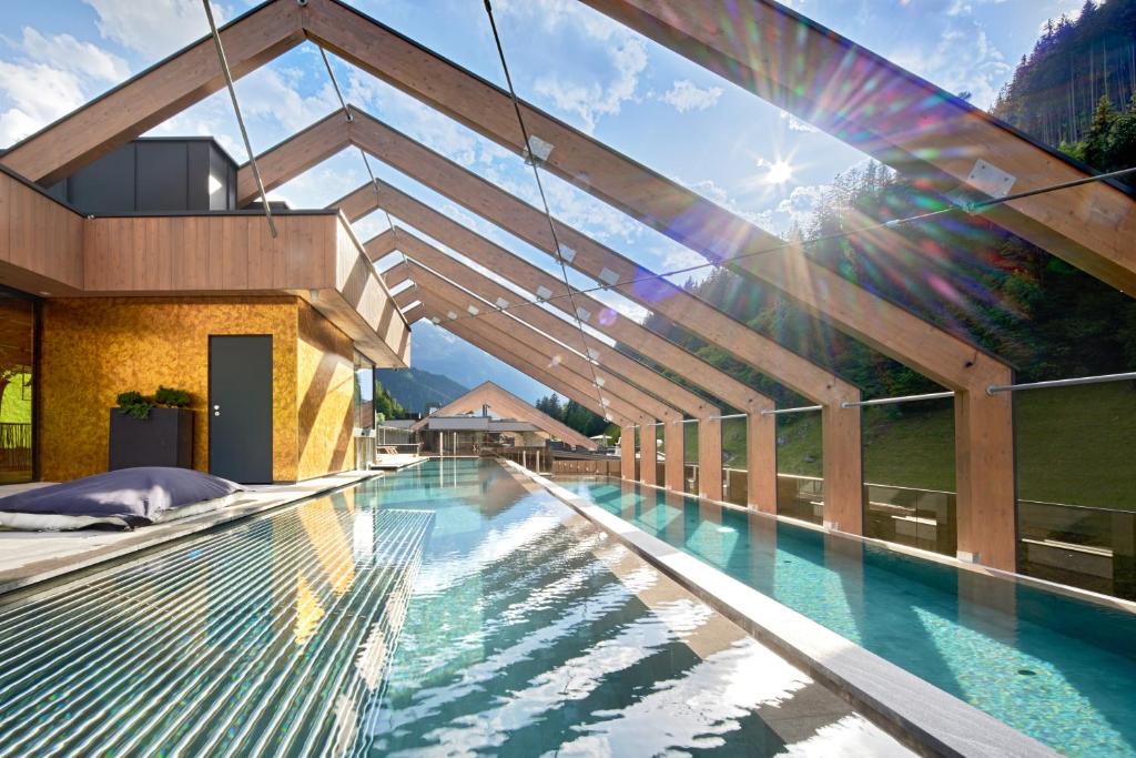 迈尔霍芬ZillergrundRock Luxury Mountain Resort的一座带彩虹游泳池的建筑