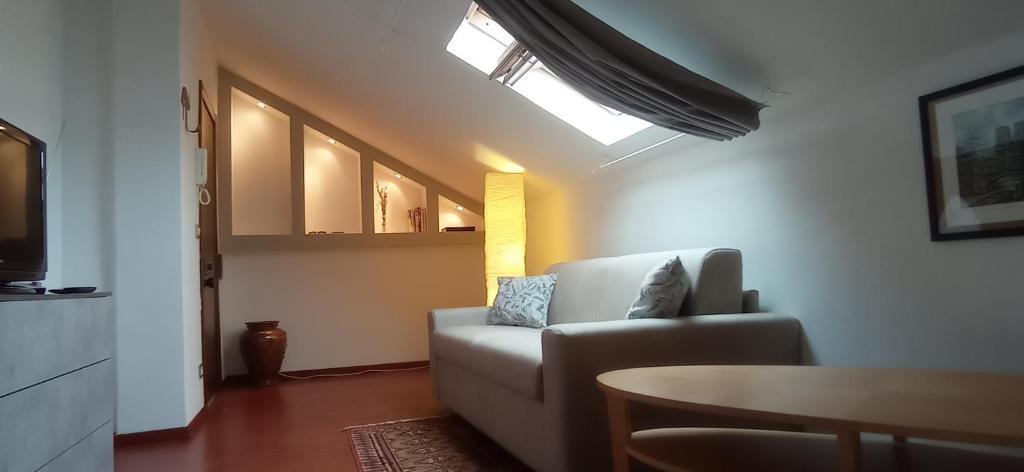 蒙卡列里Appartamento mansardato iPatrizi的客厅配有沙发和桌子