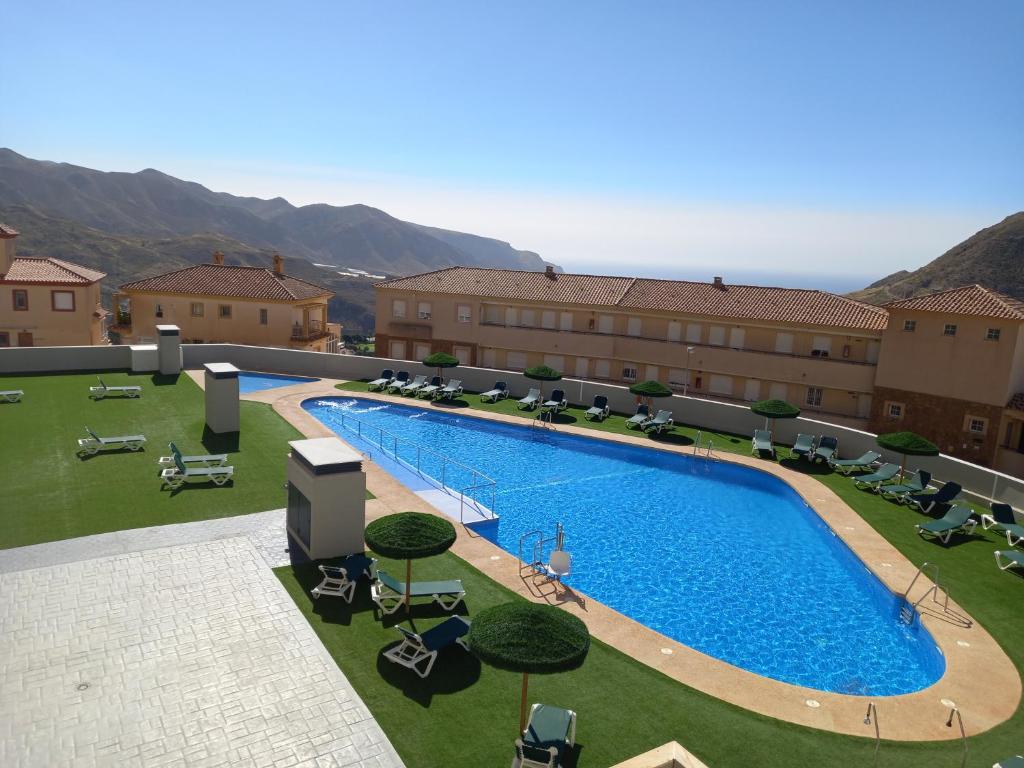比卡尔Casas Nuestras II Andalucia La Envia Golf piscinas de verano y climatizada en invierno, fitness center wifi y parking disponible con reserva的享有酒店高处的景致,设有大型游泳池