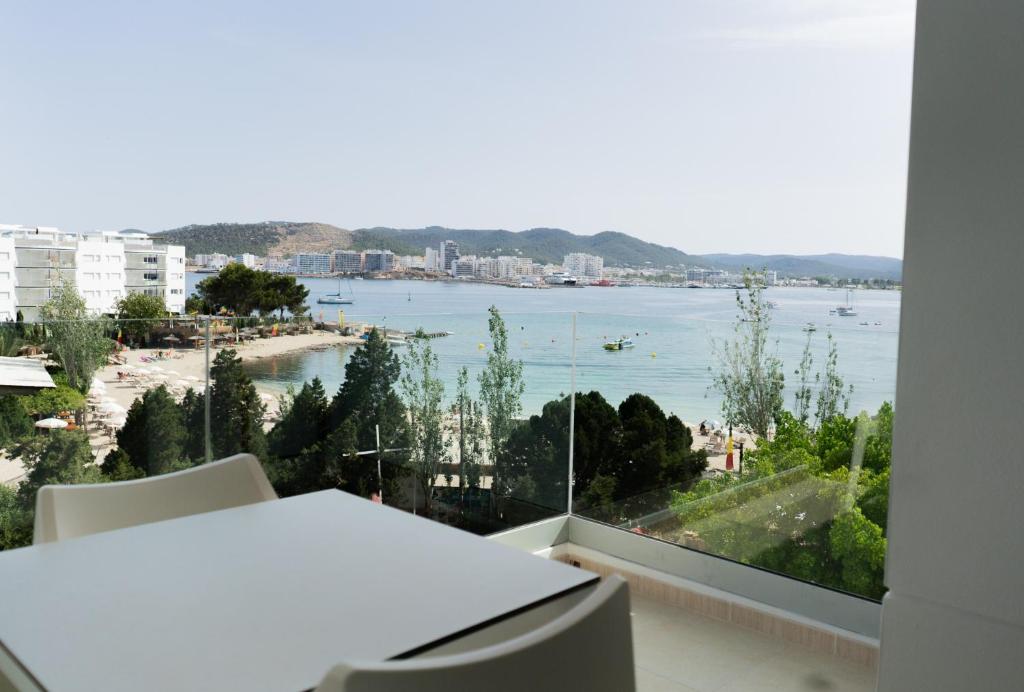 圣安东尼奥湾BA Style Apartments Ibiza的从大楼的阳台上可欣赏到水景
