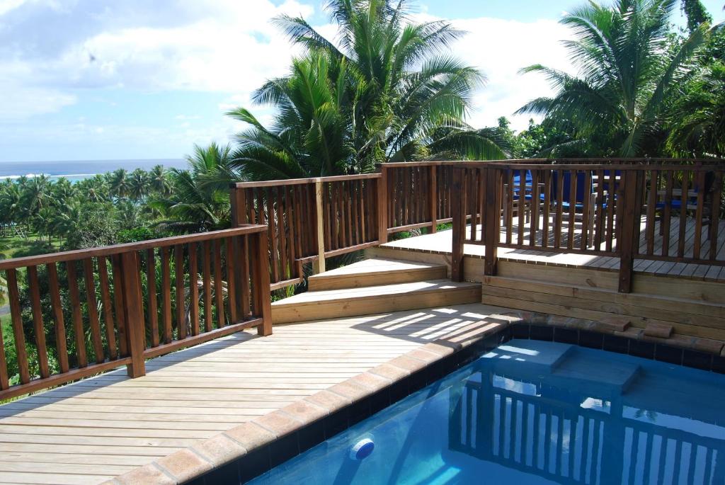 阿鲁坦加艾图塔基莫阿纳别墅的木甲板,设有游泳池和海洋