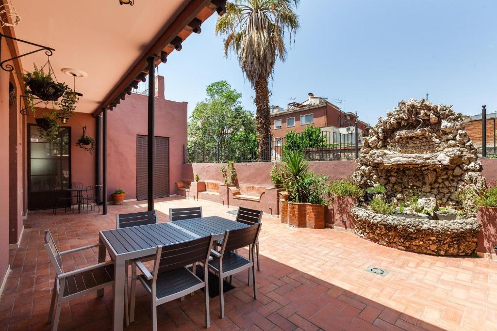 维拉弗兰卡宾纳戴斯Apartament Xarello的一个带桌椅的庭院和一个喷泉