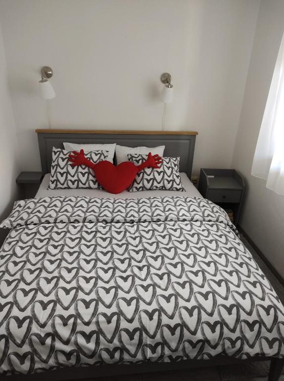 卡尔洛瓦茨Happy Apartment的一间卧室配有一张带黑白色棉被的床