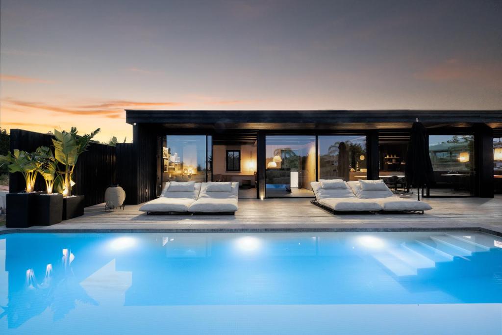 EsteponaCasa del Sol Estepona的房屋设有1个带白色枕头的游泳池