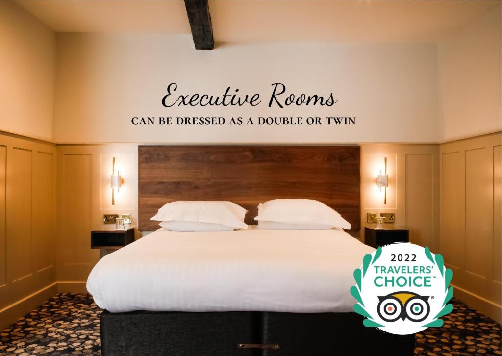 科克茅斯力推阿勒代尔府酒店的一间卧室配有一张带阅读行政间标志的床,可被区分为