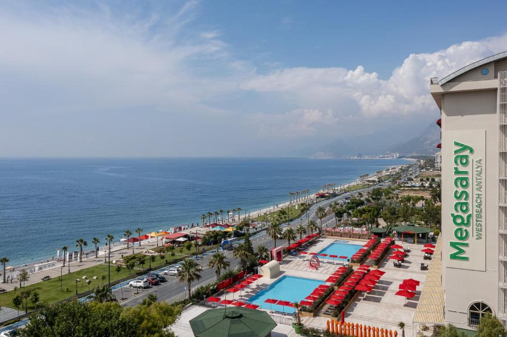 安塔利亚Megasaray Westbeach Antalya的从酒店可欣赏到海滩和大海的景色
