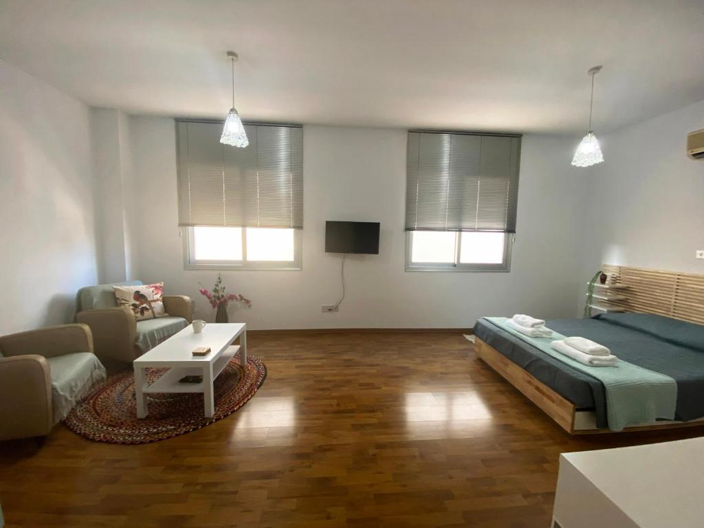 帕福斯Lovely studio apartment in Pafos的客厅配有床和沙发
