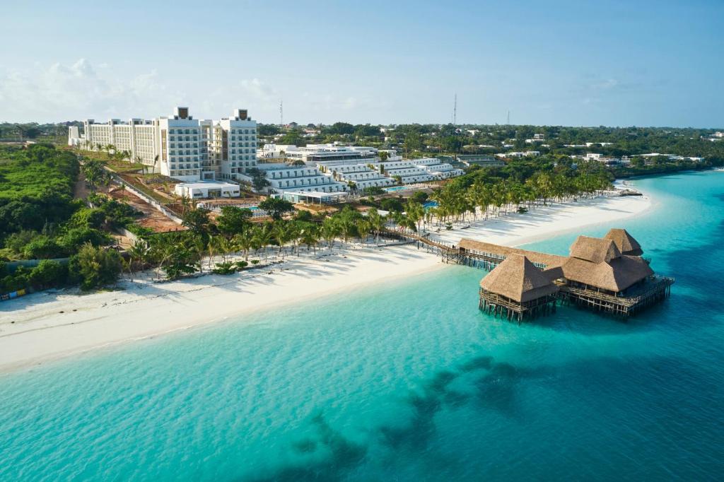南威Hotel Riu Jambo - All Inclusive的享有海滩空中美景和度假胜地