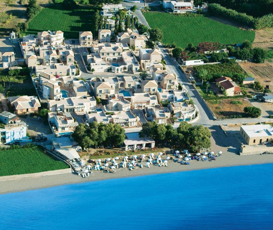 基萨莫斯湛蓝海滩别墅酒店的享有带桌椅的度假村的空中景致