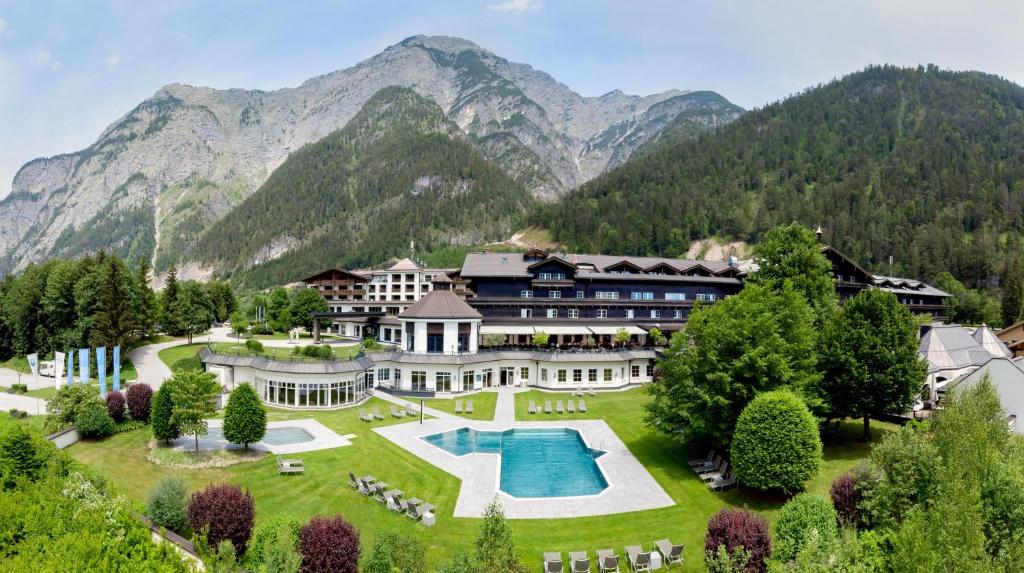 萨菲登安斯泰内嫩米尔Hotel Gut Brandlhof的享有度假胜地的空中景致,以山脉为背景