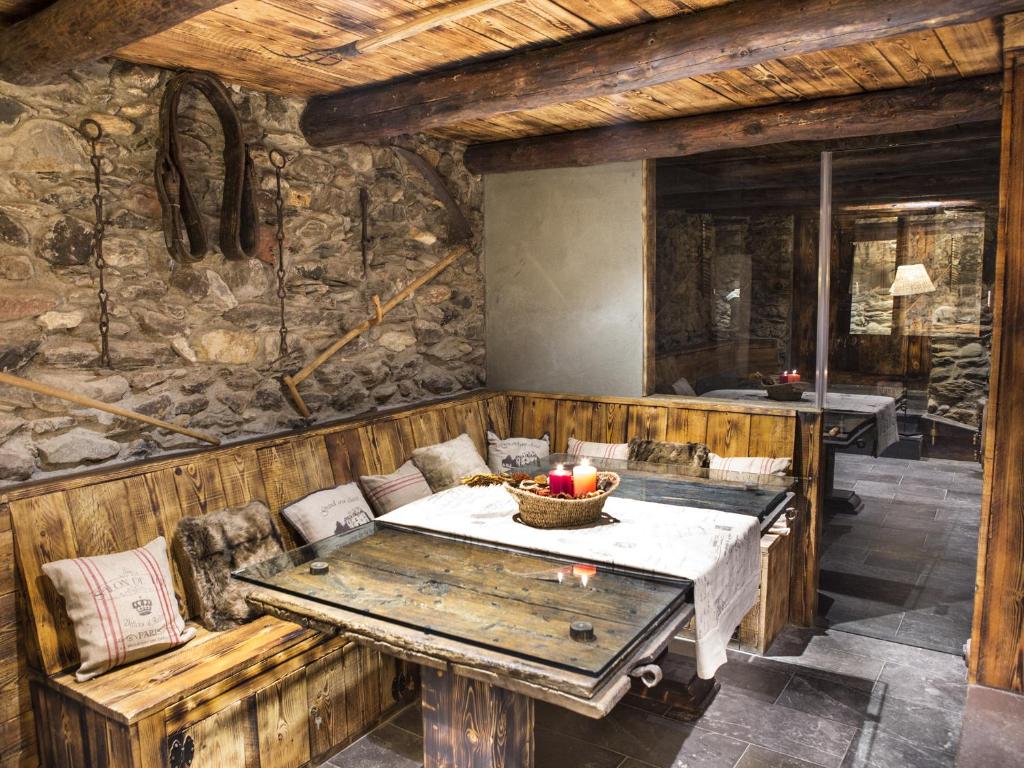 奥尔迪诺R de rural - Casa Mariola的小屋内带桌椅的用餐室