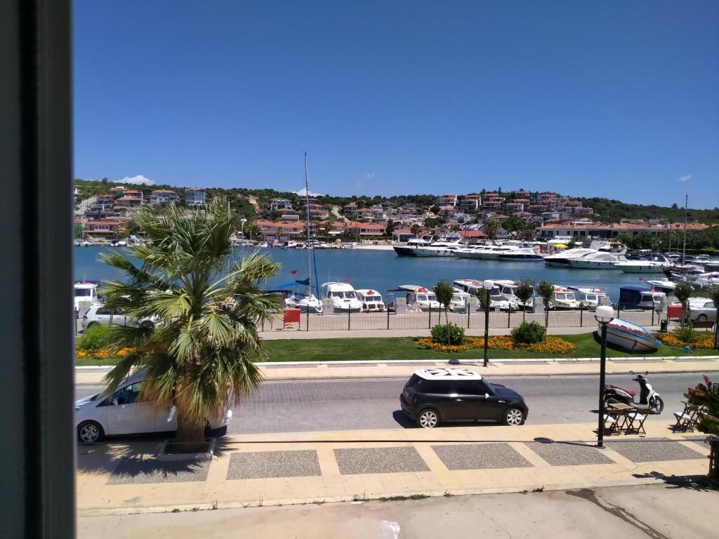 切什梅VENÜS PARK APART SUİTES的享有停车场、汽车和港口的景色