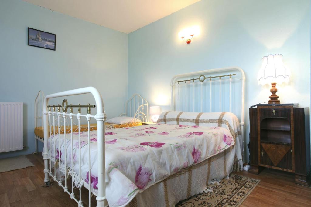 Saint-Sernin-lès-LavaurLes Planettes的卧室配有白色的床和梳妆台。