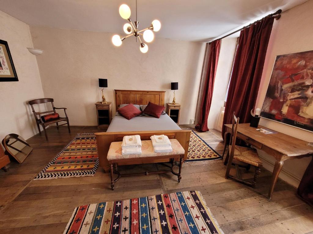 帕尔特奈La Cressonnière的一间卧室配有一张床、一张桌子和一张书桌
