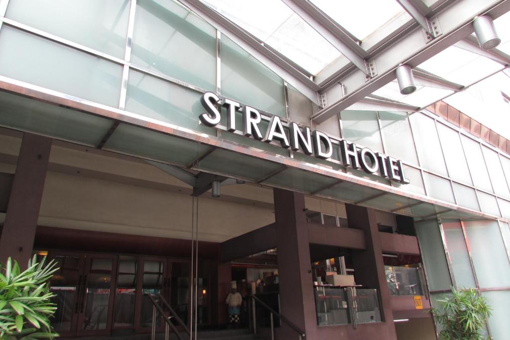 新加坡Strand Hotel的建筑物一侧的标志