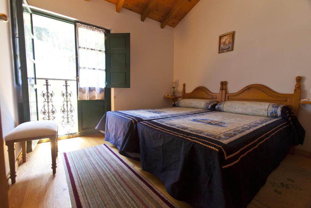CamangoCasa Rural Camangu的一间卧室设有一张床和一个大窗户