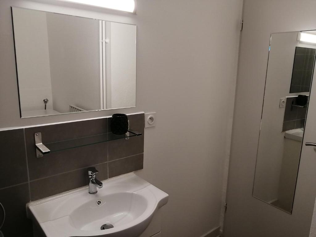 鲁瓦扬地区圣让L'ESCALE DETENTE EN VERCORS的浴室设有白色水槽和镜子