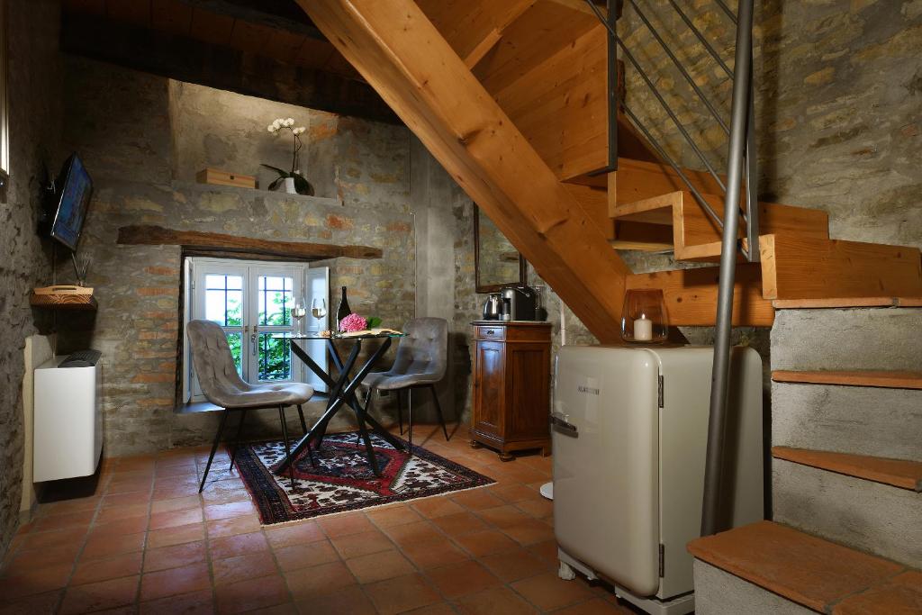 塞拉伦加达尔巴Cà 'd Calin Casa nel Borgo的客房内的厨房配有桌子和冰箱