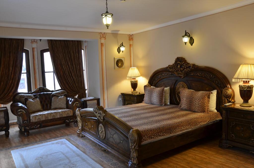 普罗夫迪夫鲍里斯宫殿及餐厅精品酒店的一间卧室配有一张大床和一把椅子