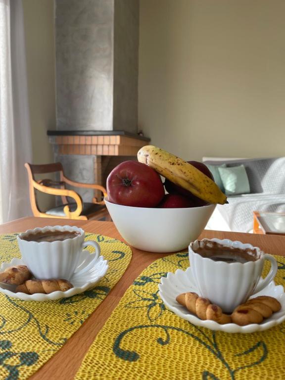 卡利斯托斯Lenio’s的一张桌子,上面放着一碗水果和盘子