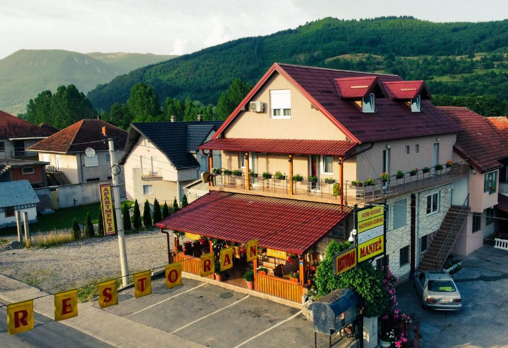 比耶洛波列Restoran & Motel Manjež的红色屋顶建筑的顶部景观