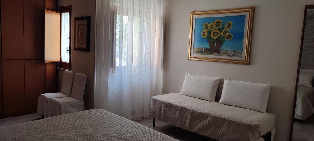 维耶斯泰Dimora Il Tulipano的客房设有床、椅子和窗户。
