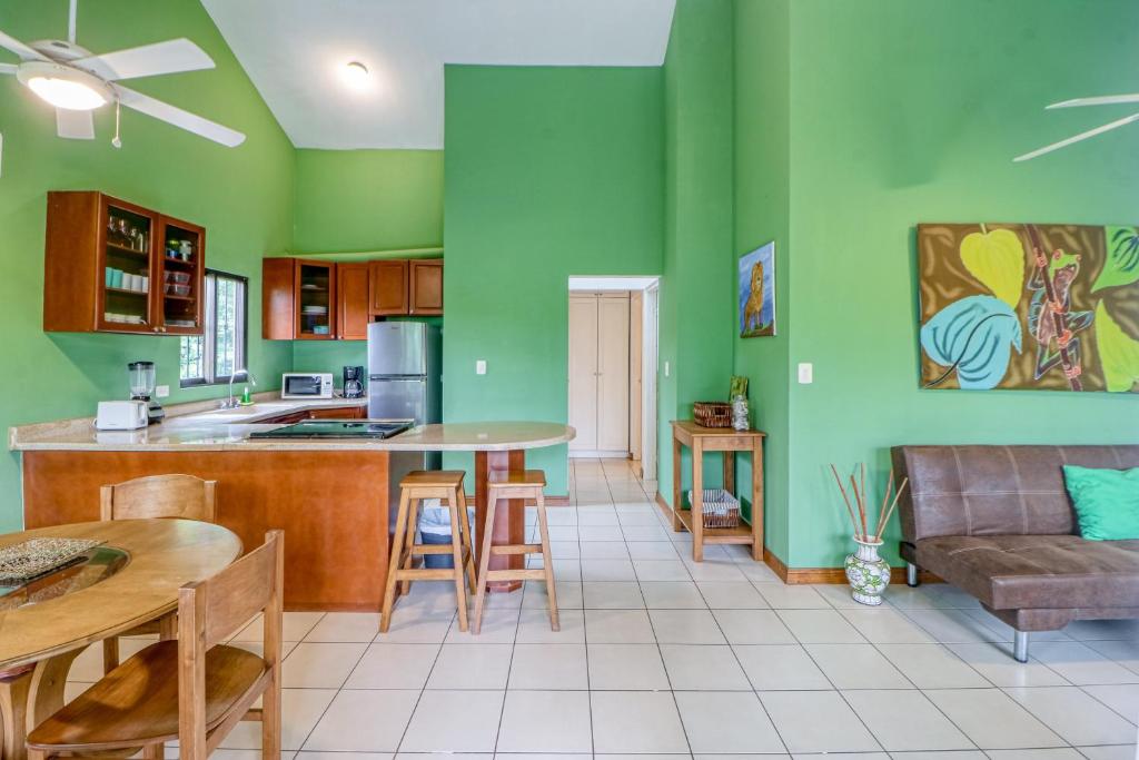 科克Dulce La Colina 8002的厨房和带绿色墙壁的客厅