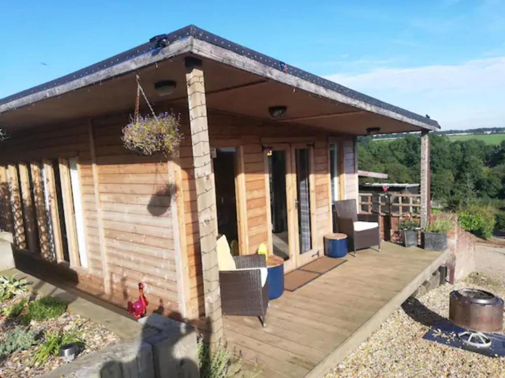 萨顿因阿什菲尔德Peaceful Cabin Retreat in Skegby的一座带甲板的小木房子