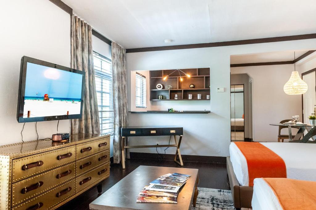 迈阿密海滩林肯阿姆斯套房酒店的配有一张床和一台平面电视的酒店客房