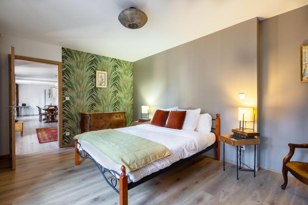 塞莱斯塔LE RHENANUS Martin Bucer - grand appartement au calme - centre ville - parking gratuit的一间卧室设有一张床和一间客厅。