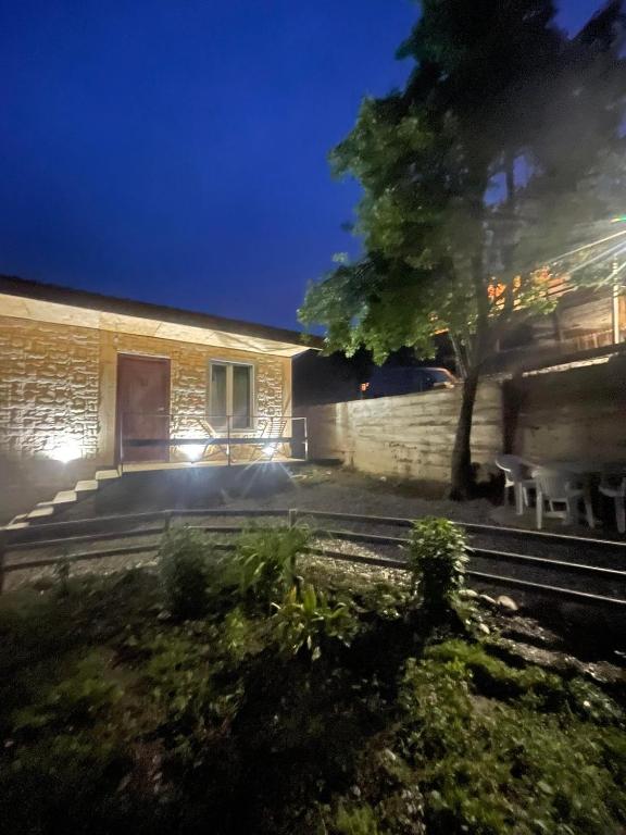 梅斯蒂亚Cottage - Location Lanchvali的一座树屋和一座夜间建筑