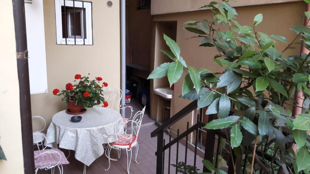 都灵La Terrazzina, silenzioso, zona Piazza Gran Madre的阳台配有桌椅和植物