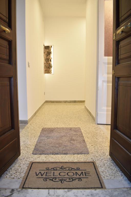 卡塔尼亚La Dagala的门旁楼层的走廊上设有迎宾垫