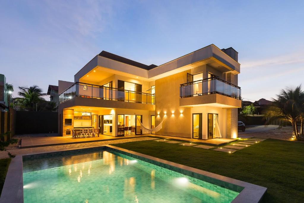 卡诺格布拉达LUXURIOUS NEW HOUSE, UNFORGETABLE EXPERIENCE.的一座大房子,前面设有一个游泳池