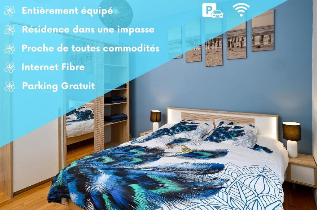 蒙吕松Le Fil Bleu - CENTRE VILLE - ENTIÈREMENT ÉQUIPÉ的卧室的一张海报,配有一张床