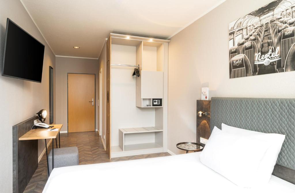 斯图加特Arthotel ANA Neotel的一间酒店客房,配有一张床和一台电视