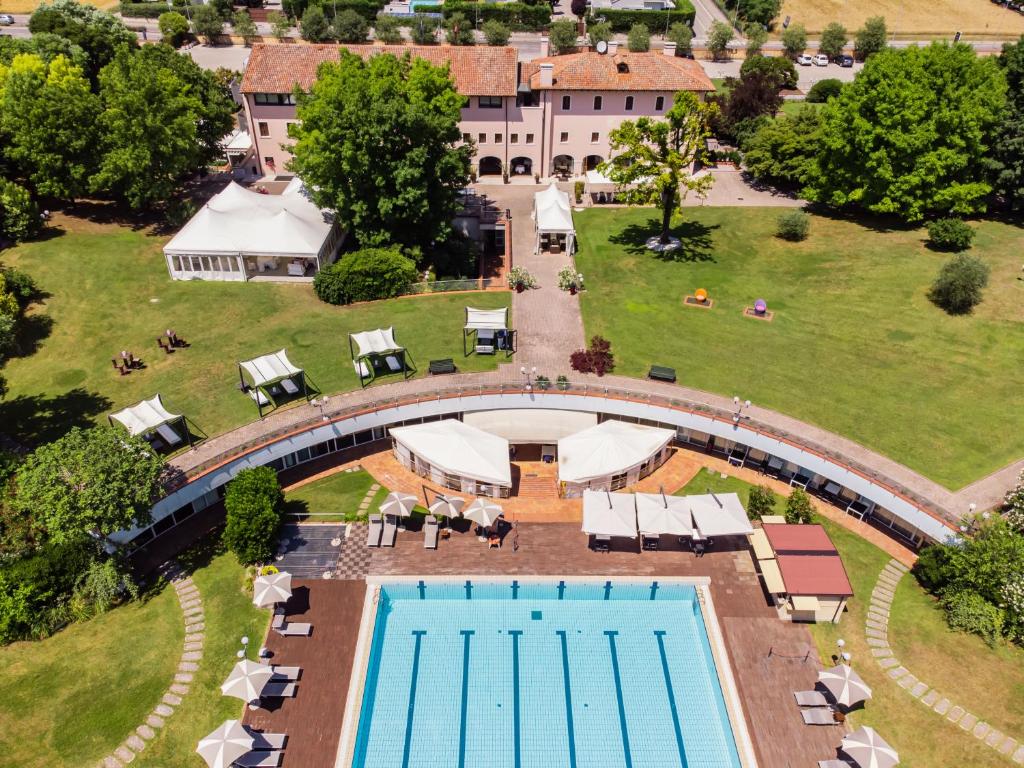 威尼托自由堡费耶餐厅酒店的享有带度假村的游泳池的空中景致