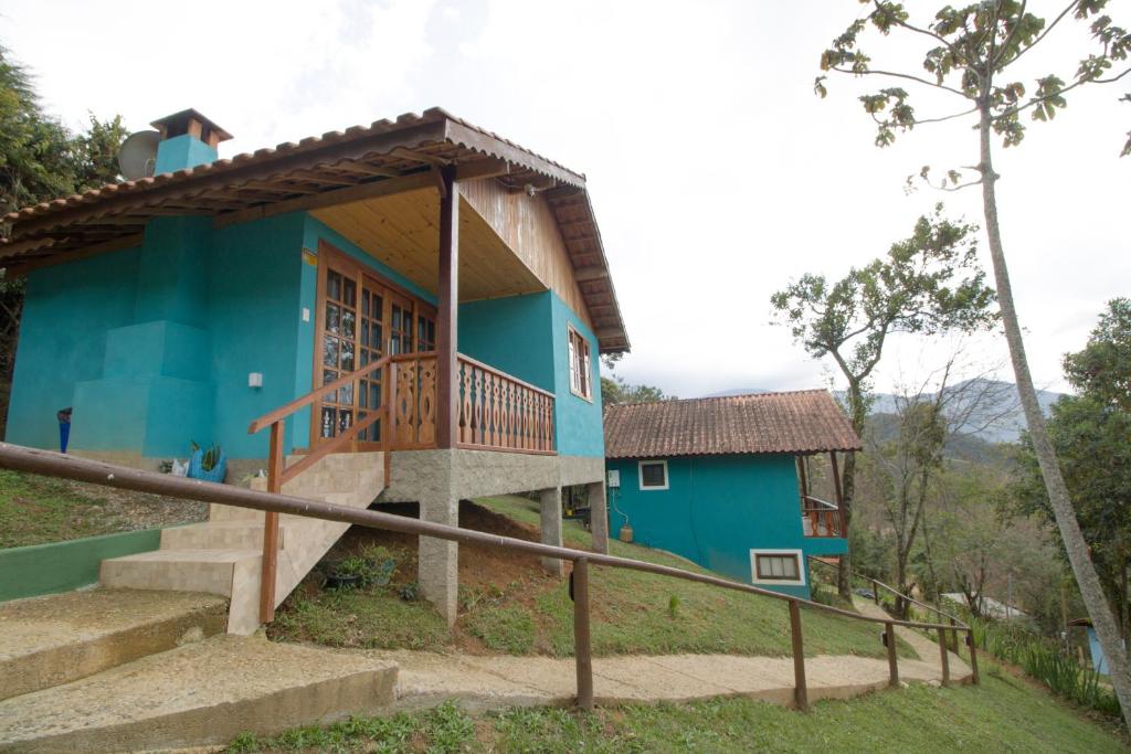 维奥康德马奥Chalés Cerejeira的蓝色房子前面有楼梯