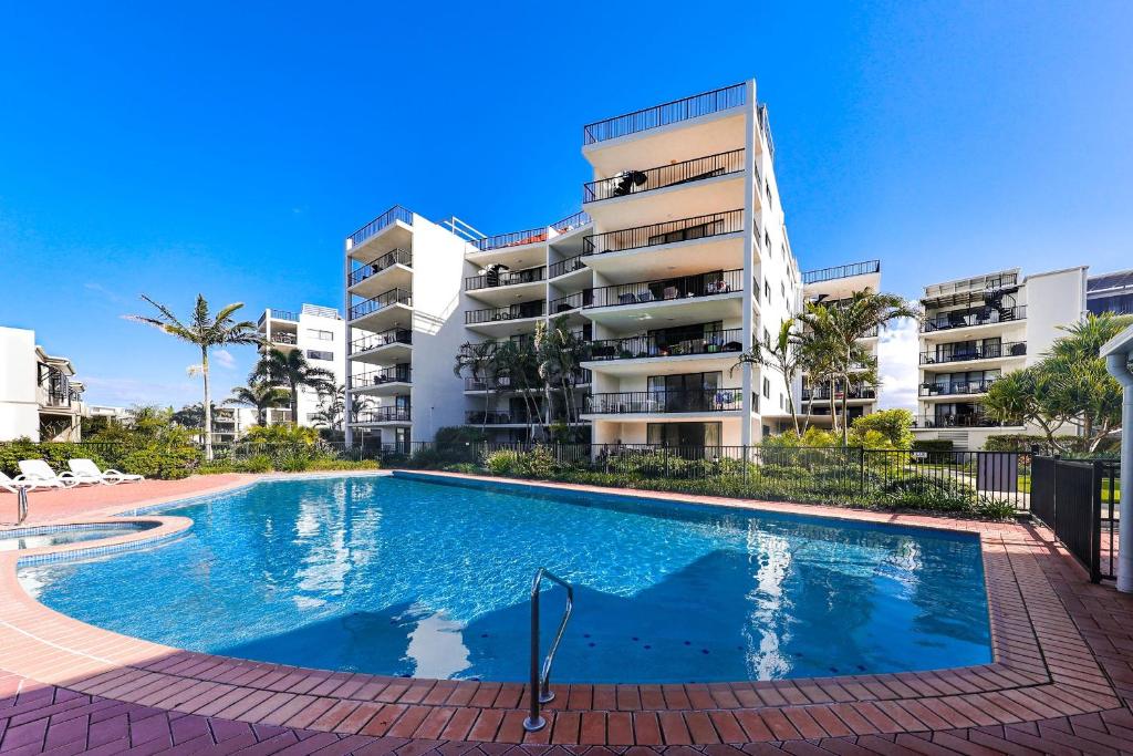 马库拉马尔库拉海滩度假酒店的公寓大楼前的游泳池