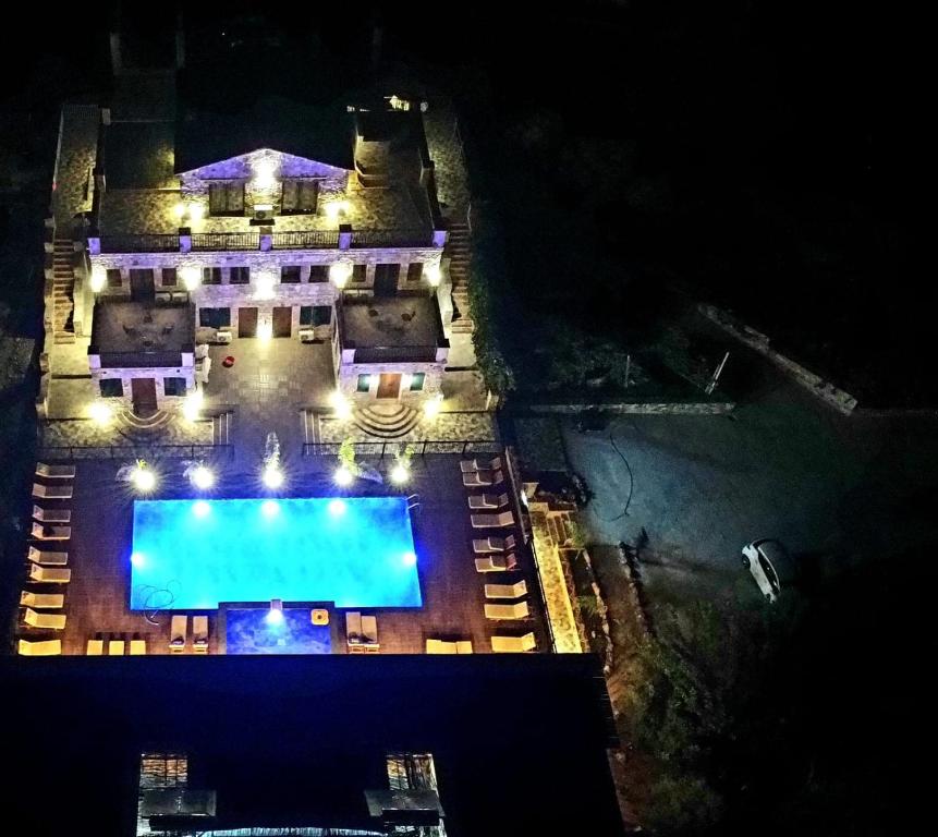 卡萨米尔Limni Resort的享有游泳池的顶部景色