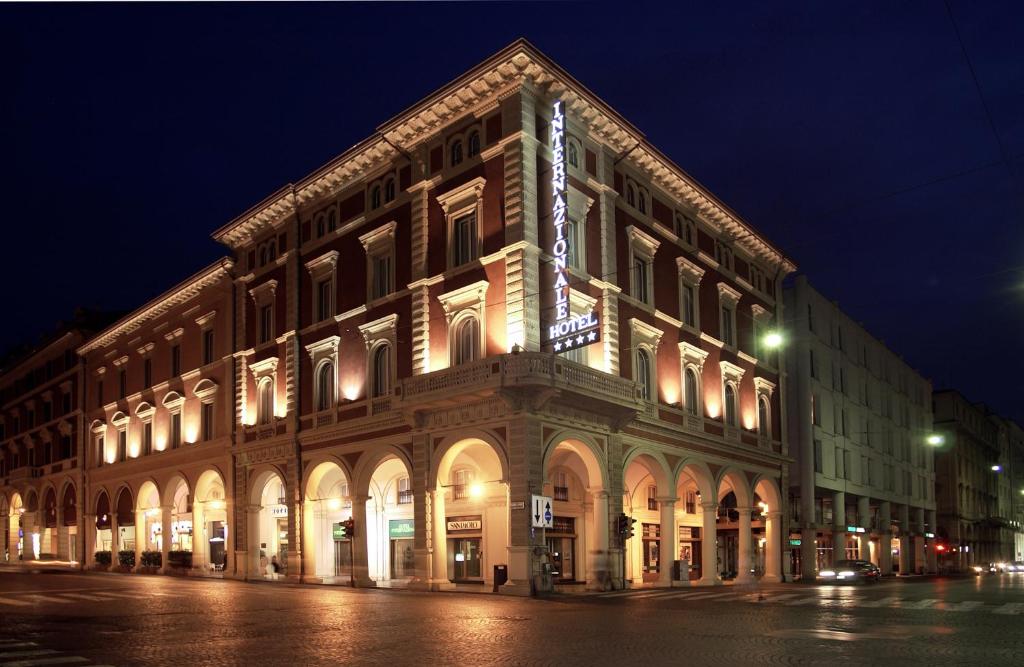 博洛尼亚国际酒店的城市街道上的一个大型建筑