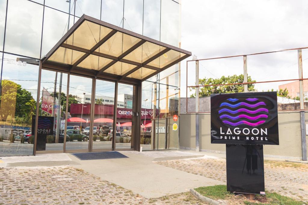 圣湖镇Lagoon Prime Hotel的建筑前的标牌,带有动物园跳跃标志
