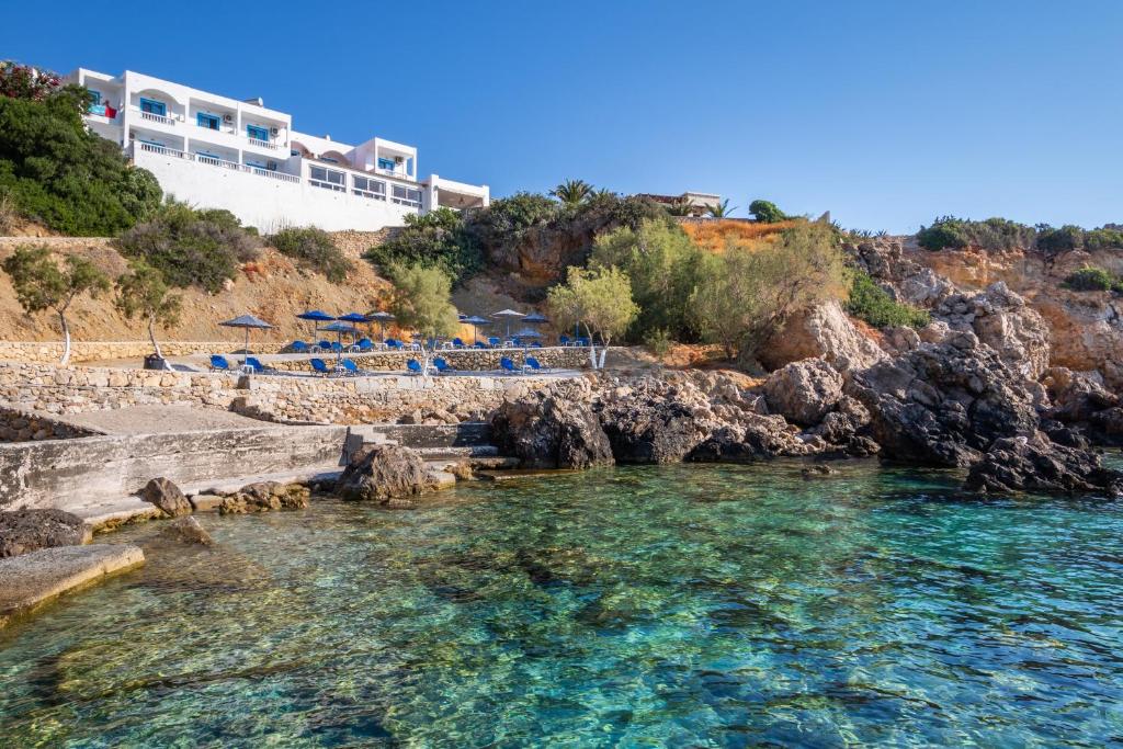 阿莫皮Castelia Bay Hotel的享有蓝色海水海滩和大楼的景色