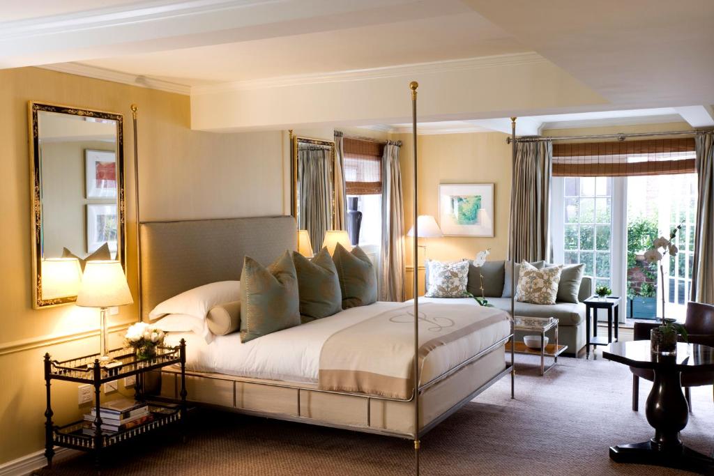 纽约洛厄尔酒店的一间带天蓬床的卧室和一间客厅