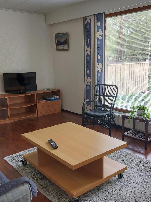 HarjavaltaApartment with sauna in Harjavalta, free WIFI的客厅配有咖啡桌和电视