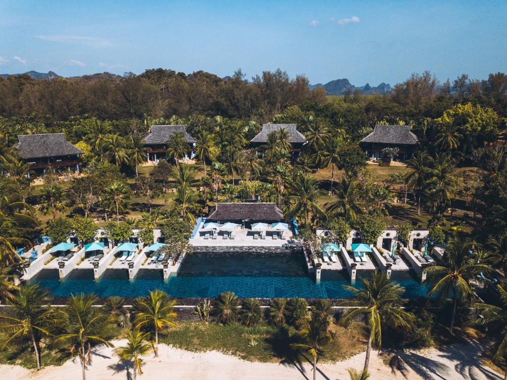丹绒鲁四季度假酒店的享有带游泳池的度假村的空中景致