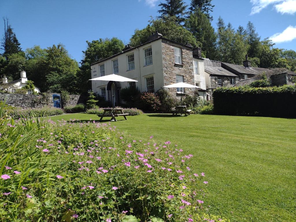 RydalRydal Lodge的前面有草坪和鲜花的房子